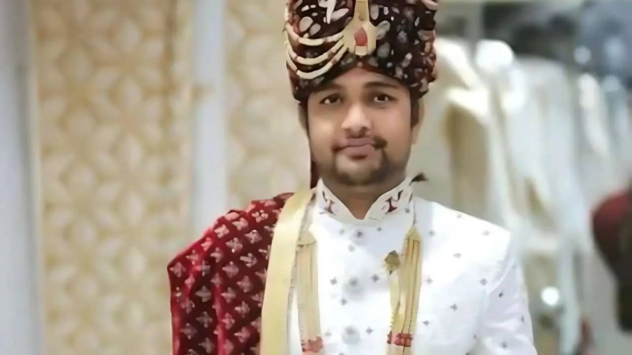 viral video man dies in car accident while going to give wedding card