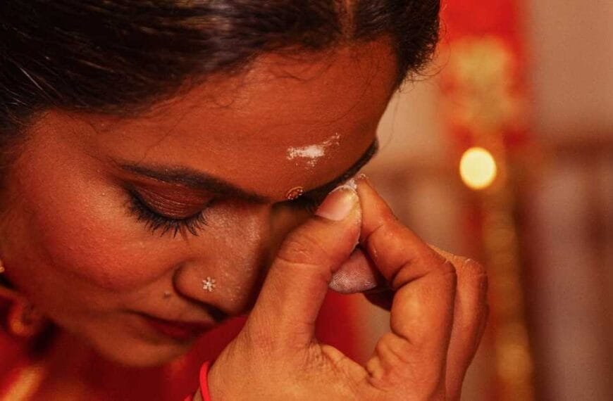 do not do these mistakes while applying tilak
