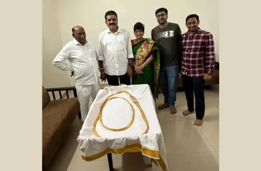 Niloufer cafe owner babu rao donates golden yagnopaveetham to Tirumala balaji