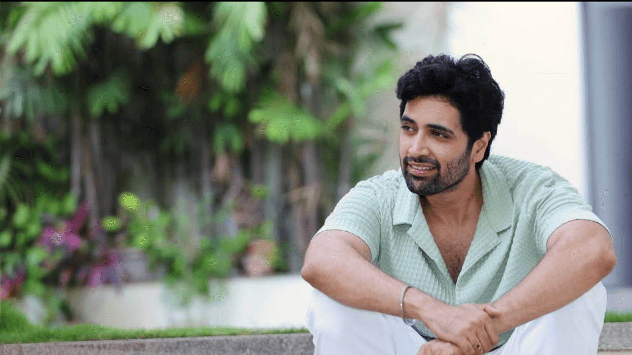 adivi-sesh-funny-reaction-on-fan-asking-about-mrunal-thakur